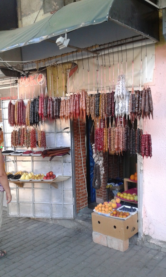 gruzińskie czurczchele – przysmak z winogron i orzechów włoskich