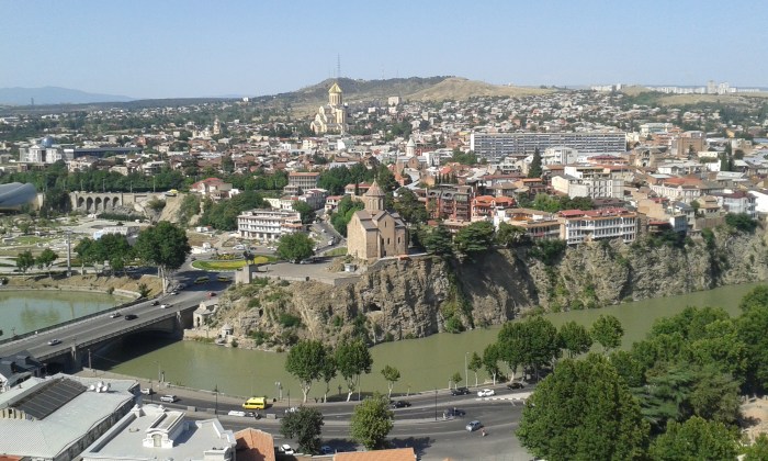panorama z kościołem Metechi rzeką Kurą i górującym nad wszystkim Cminda Sameba