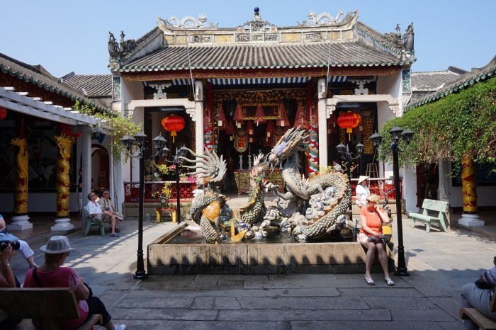 kantoński dom zgromadzeń - piękna fontanna