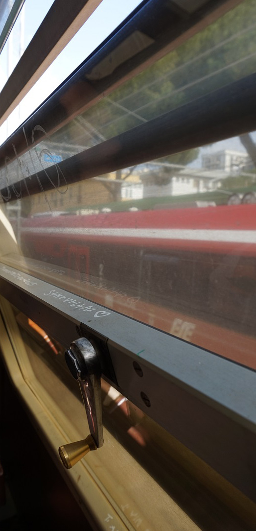 urocza korbka do otwierania okna