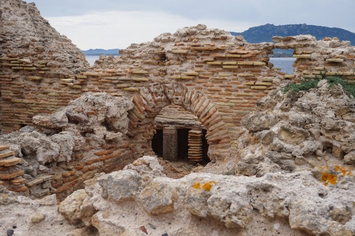 widoczna konstrukcja służąca do podgrzewania podłogi łaźni