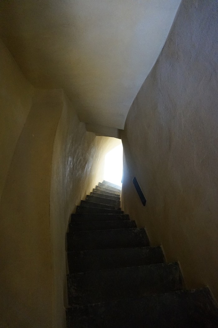 wąskie schody wewnątrz wieży